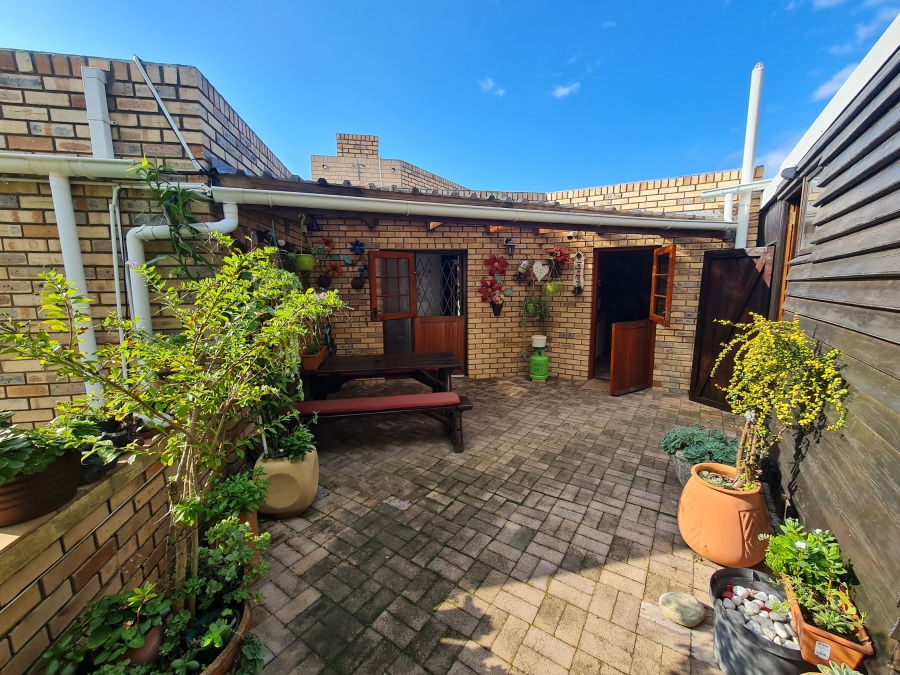 4 Bedroom Property for Sale in Ferreira Town Eastern Cape